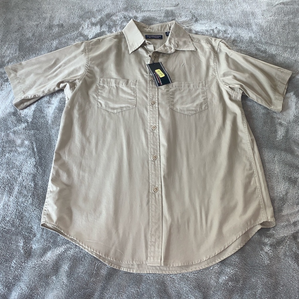 Roundtree & Yorke Stone Solid Tan Button Down Shirt Top Size Medium Short Sleeve